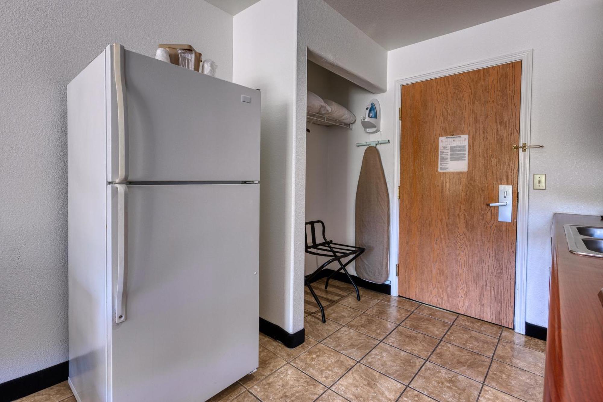 All Towne Suites Saint Robert Exteriör bild